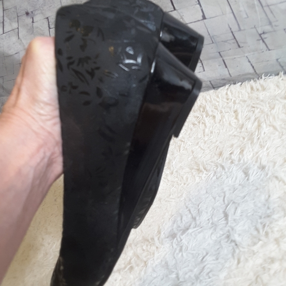 Trotters Lauren embossed textile floral black wedge pump T1110-013 size 10M - Picture 8 of 12